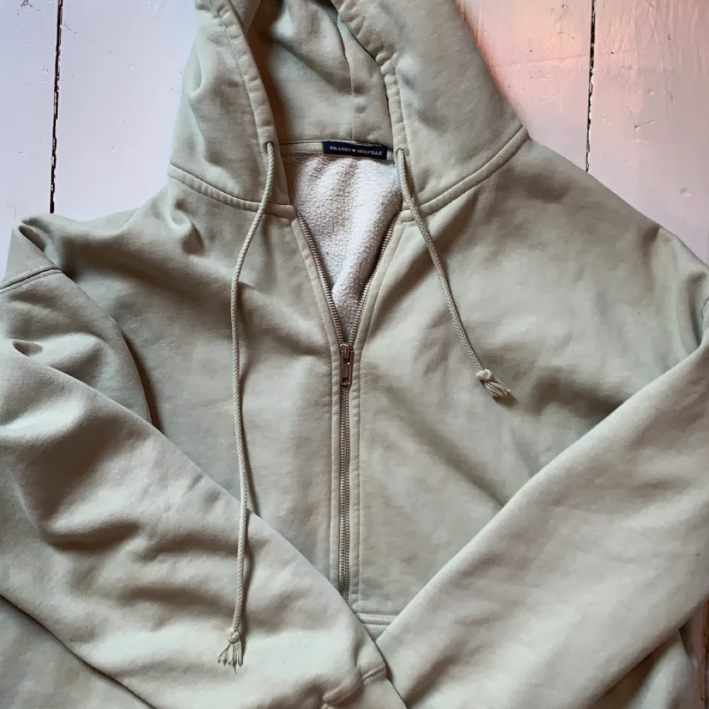 så skön och rymlig zip-up hoodie från brandy mellville🩷 sparsamt använd. Hoodies.
