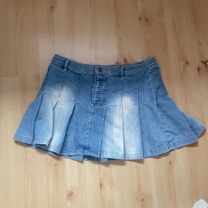 Jeanskjol  - Superfin jeanskjol köpt second hand på myrorna. I storlek L och i bra skick!