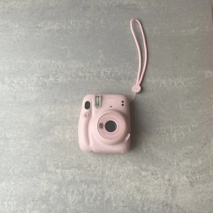 Instax mini 11 kamera ! - En rosa kamera som skriver ut foton,använd ett fåtal gånger och i kameran ingår 9 stycken fotopapper! Om du vill köpa till finns det att köpa på clas Ohlson. Kameran har ett värde runt 800 kr.
