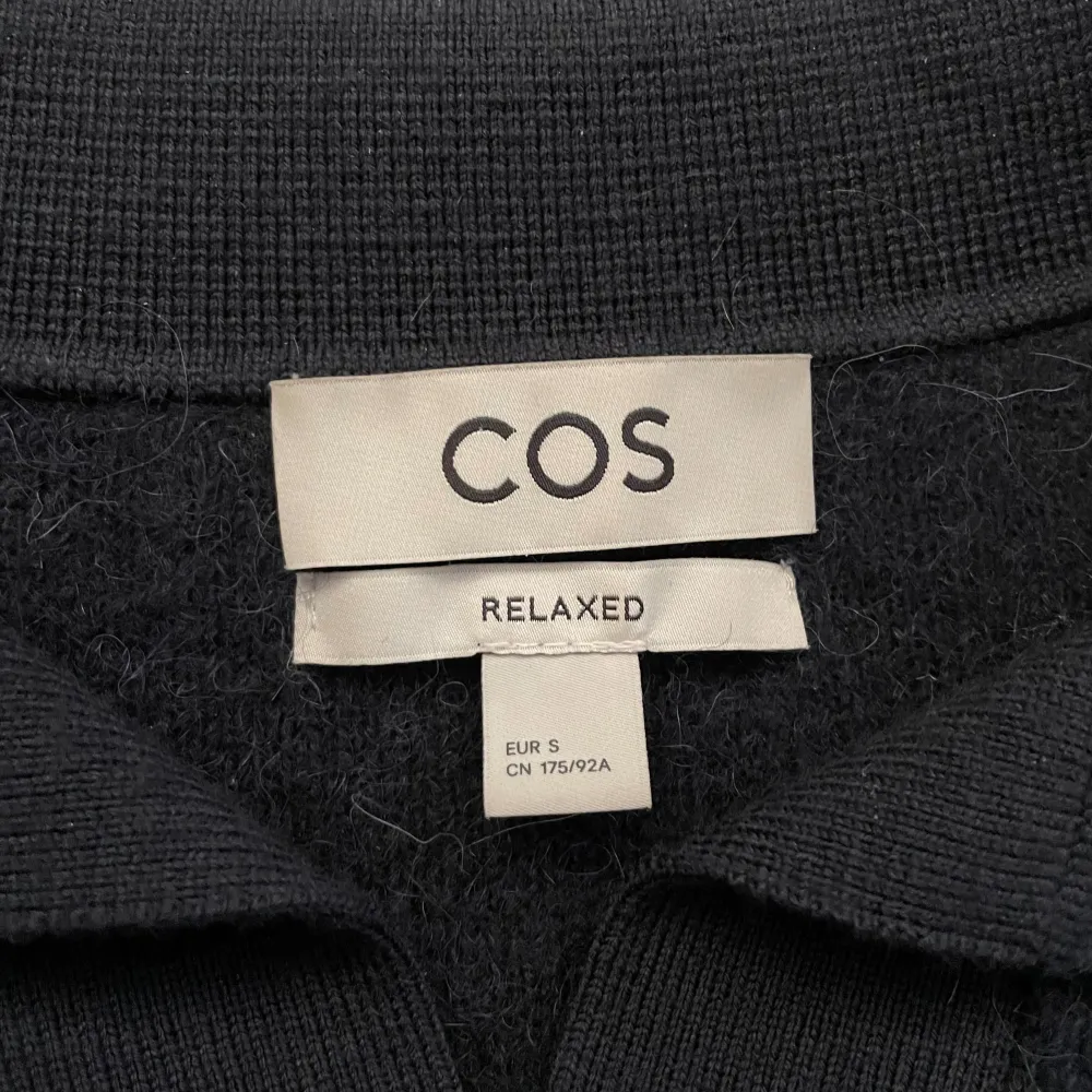 Säljer nu denna riktigt snygga tröja från COS med stickat material. Tröjan är i nyskick - Storlek S - Nypris 1000 kr - Hör av dig vid frågor!. Tröjor & Koftor.