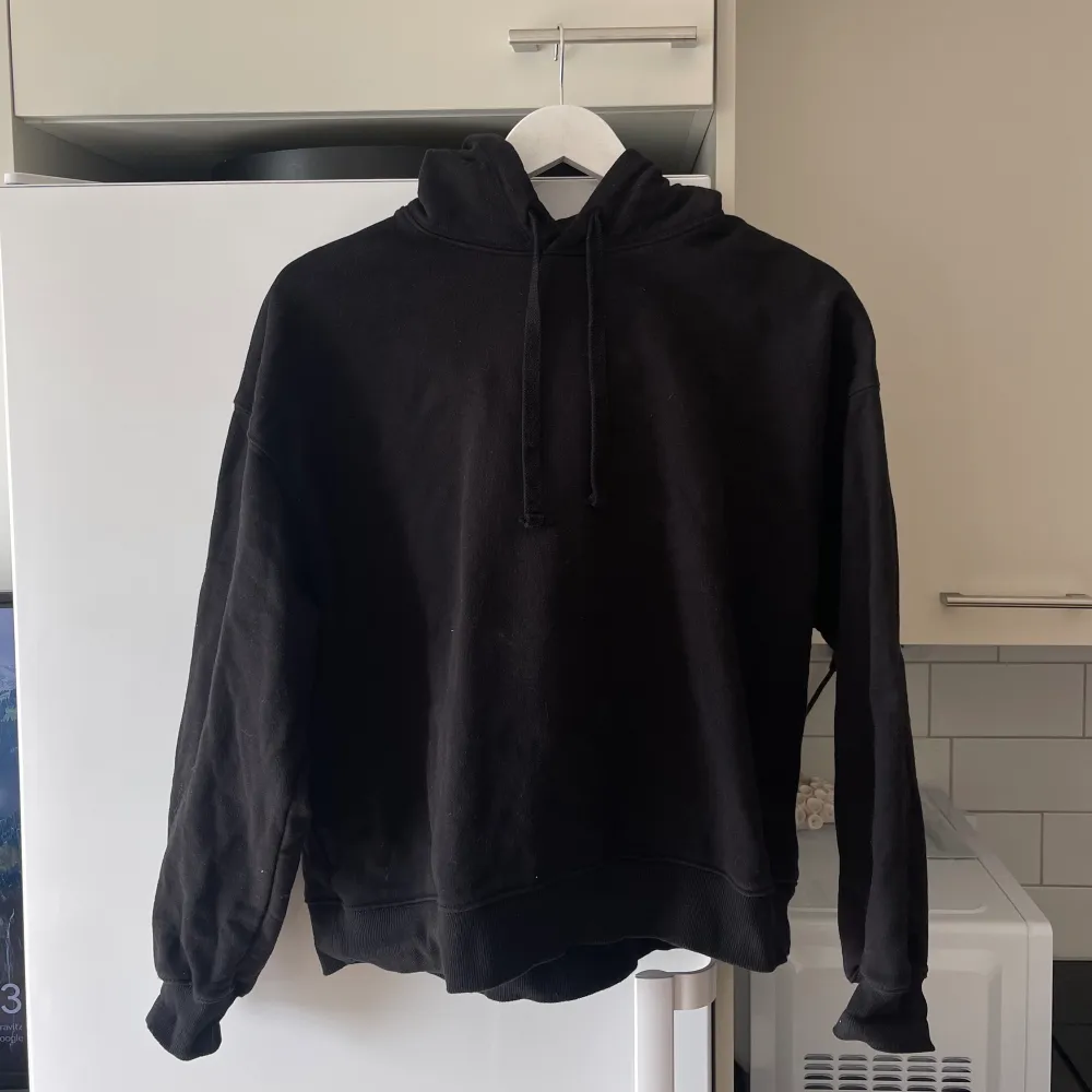 En vanlig svart hoodie från H&M som inte kommer till användning så som ny. . Hoodies.
