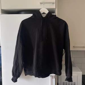 En vanlig svart hoodie från H&M som inte kommer till användning så som ny. 