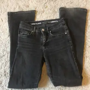 Snygga jeans från bikbok i storleken Xs/31. Midjemått rakt över: 30cm innerbenslängd: 73cm. Jeansen är använda och defekter kan förekomma, (se bild 4). Köpta för 699 och säljer för endast 299. 