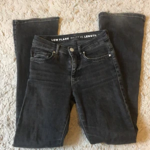 Lowwaist Bootcut jeans  - Snygga jeans från bikbok i storleken Xs/31. Midjemått rakt över: 30cm innerbenslängd: 73cm. Jeansen är använda och defekter kan förekomma, (se bild 4). Köpta för 699 och säljer för endast 299. 