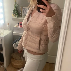 Sommar jacka - Säljer denhär super fina ljus rosa sommar jackan i super bra skick. Den sitter super fint till ett par linnebyxor eller kjol. Den är i bra skick och hittar inga defekter❤️ skriv om ni har funderingar 