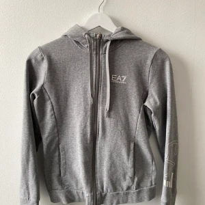 Ea7 grå hoodie - Storlek XS/S, Använd få gånger, är i bra skick, 