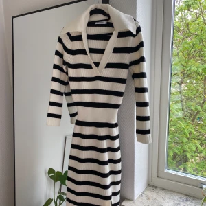 Adoore stickad klänning - Superfin klänning med slits från adoore. Formar kroppen bra✨Har några enstaka noppror men annars fint skick!