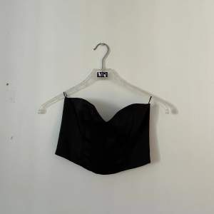 Supersöt svart korsett-top från Zara i storlek S. Knappt använd. Säljer eftersom den inte passar riktigt🖤