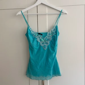 Supersöt paljett topp.  - Jättefin blå topp med paljetter. Sötaste tröjan jag har men tyvärr för liten 💔 använt en gång bara! ✨💕 (liten fläck på sista bilden, går antagligen bort efter en tvätt) 