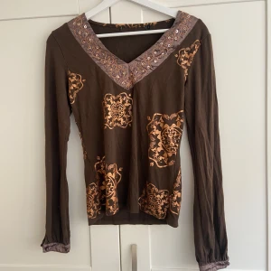 Brun paljettröja  - Tröja med paljetter och jättefint broderi!! Tyvärr för liten för mig, men den sitter så fint!💕