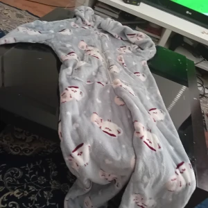 Mjukis jumpsuit  - Jätte skön mjuk jumpsuit,kommer tyvärr inte till användning pga storlek för liten. Bra skick.kontakta vid fler frågor eller bidler 