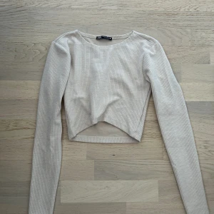 Topp från zara  - Kroppad tröja från zara 