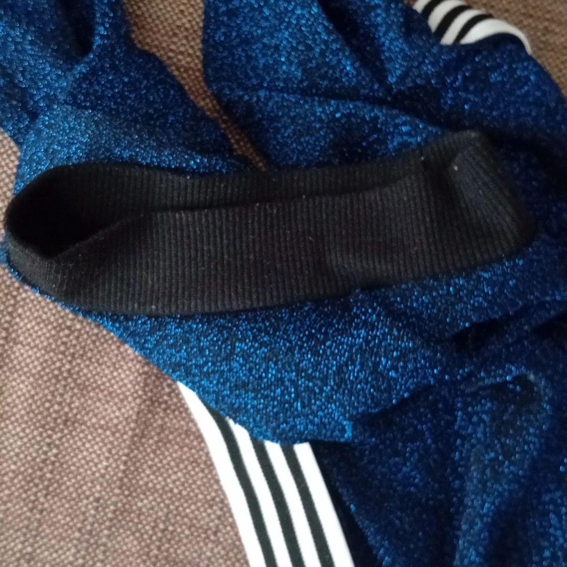 Glittrig blå kläning - 91