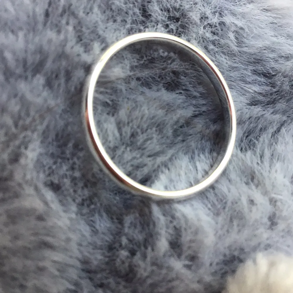 Jag säljer denna silvriga ringen. Den är aldrig andvänd💗. Accessoarer.