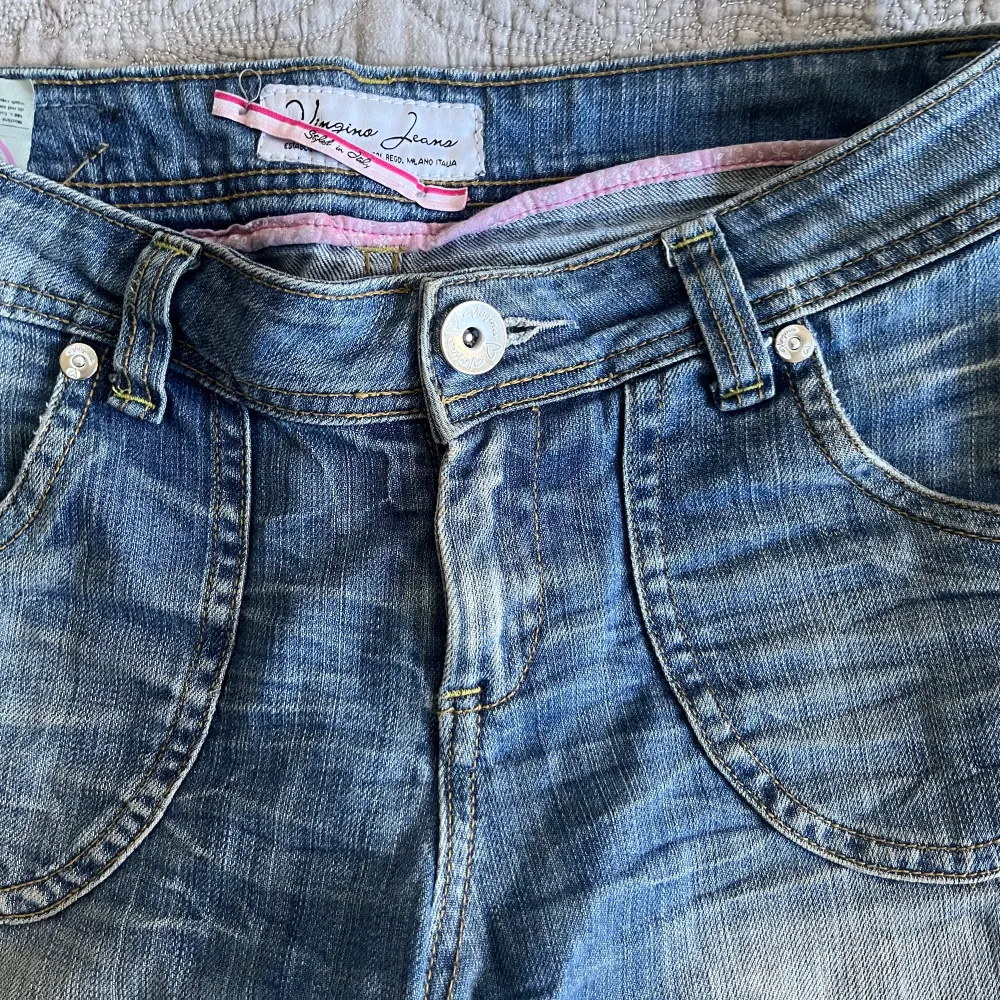 Säljer mina finaste jeans! Raka jeans med massa rosa detaljer, sitter så fint på kroppen! Det står ingen storlek men passar mig som är S/M, skriv om ni har några frågor 💞💞. Jeans & Byxor.
