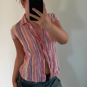 MaxMara Weekend sommrig skjorta - Säljer denna härliga MaxMara skjorta i storlek L, men passar S-M. Skjortan har inga synliga defekter & är i bra skick. Önskas det fler bilder eller har du frågor är det bara att hmu! Pris kan diskuteras, skicka prisförslag eller köp direkt för 250kr💞