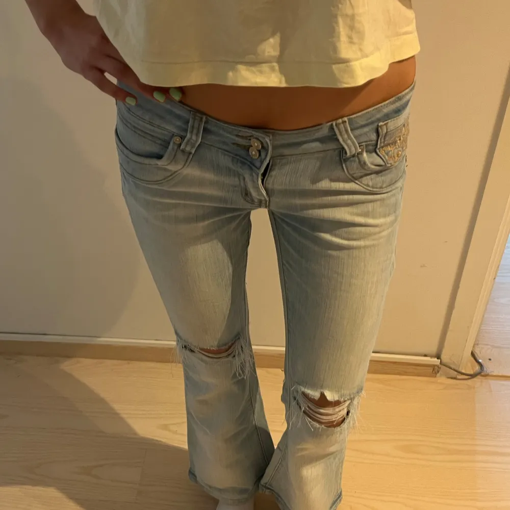 Jättesnygga jeans med hål💗. Jeans & Byxor.