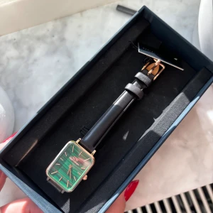 Daniel Wellington klocka  - Helt ny och oanvänd klocka från Daniel Wellington, skyddsplast sitter fortfarande kvar! Nypris 1700kr