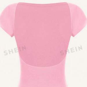 rosa tröja med öppen rygg. ganska genomskinlig. super fin färg och perfekt till sommaren. inga defekter💓