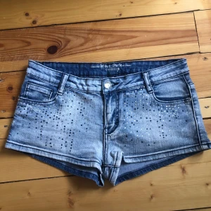 Jeans Shorts - Säljer dessa jätte snygga jeans shorts pga dem inte passar💘💘köpta här på plick🫶Storlek M men passar mer som S Midjemått tvärs över är 38cm💗