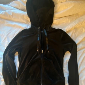 Svart, sammet, dragkedja hoodie från veromoda - Bra skick, väl använd, skönt och mysigt material💕.