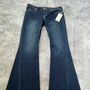 galet snygga True Religion jeans som tyvärr är för stora för mig. köpta fr hemsidan för 1200. säljer för 799 men kan även tänka mig vissa pris under. 