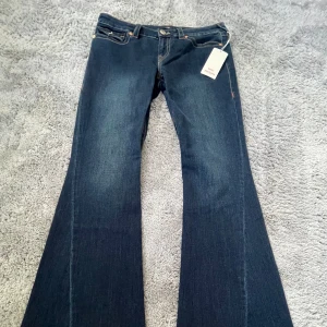 true religion jeans - galet snygga True Religion jeans som tyvärr är för stora för mig. köpta fr hemsidan för 1200. säljer för 799 men kan även tänka mig vissa pris under. 