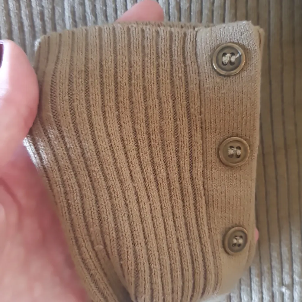 En suoercool Y2k tröja med knappar längst ärmarna ☆ köpt second hand på gotland, har typ en brun liknande färg. Tröjor & Koftor.