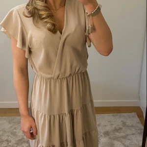Sommar klänning  - Jätte gullig klänning som är köpt utomlands! Endast använd några gånger. Kommer med ett band som kan knytas runt midjan eller ta bort. Är så fin nu till sommaren!💗
