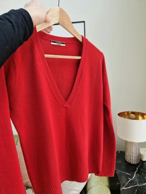 Röd tröja - I am selling a thin sweater. In my opinion, size S, as I am wearing S  (on the tag, however, it is written size EUR 40) 