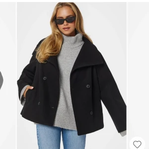 kort kappa - Säljer denna i princip oanvända korta kappa från bubbleroom (använd en gång). Nypris 899kr säljer för 400kr. Köp via ”köp nu”🩷