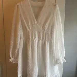Säljer denna vita klännig då den inte kommer till användning 🌟