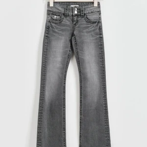 Jeans grå - Grå jeans från Young gina! Använda två ggr! Skriv för frågor 