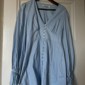 Adoore klänning - Storlek L men liten i storleken