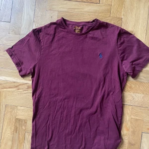 T-shirt Ralph lauren - Vinröd t-shirt från Ralph lauren. Herrstorlek Medium