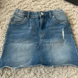 Säljer denna nästan helt nya jeans kjol! Pris kan diskuteras går att spänna i i midjan perfekt för sommaren💕