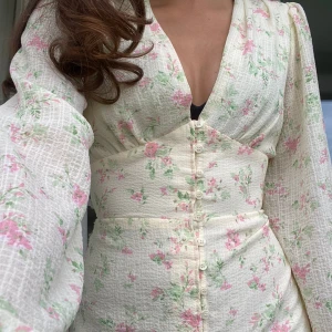 Långklänning  - Säljer denna super söta långklänning från Gina som är Perfeckt till skolavslutning eller midsommar💞💞 som ny!  Den är lite mer gul än vad som syns på bilderna 💛🌸