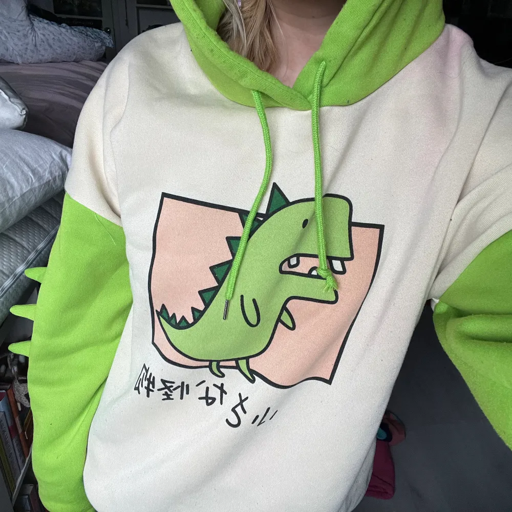 super söt dinosaurie hoodie med taggar på armar och luvan! ⋆.˚𖦹 står storlek XL men passar mer som en M/L | liten rosa missfärgning runt luvan! men inget stort. Hoodies.