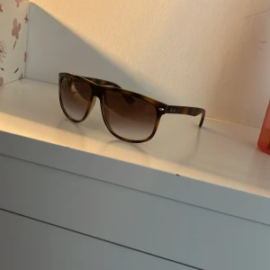 Rayban boyfriend - Säljer nu ett par riktigt feta Rayban boyfriend solglasögon då dem inte riktigt passar min ansiktsform så bra. Använt dem en gång, så nästan helt nya!  Skriv om du har några funderingar.  Theo!