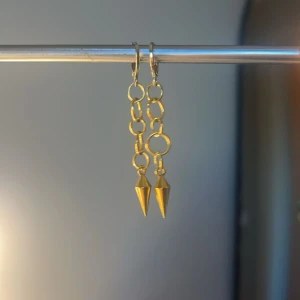 Agnes regular - Fina guldiga örhängen som också finns i silver, FÅR INTE KOMMA I KONTAKT MED VATTEN, går att köpa en om du inte vill köpa ett par och då blir det såklart billigare❤️