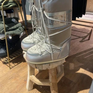 Moonboots - Säljer mina moonboots. Perfekt till vintern. Säljer då jag rensar och skall säsonga i ett tropiskt land i vinter så behöver inte längre. 