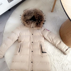 Canada goose  - storlek L, men jag upplever att den passar mer som M. Perfekt för den som söker en lite mindre storlek 