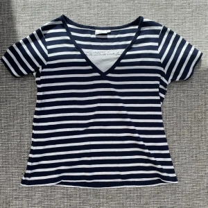 Randig T-shirt🤍 - Marinblå, randig, v-ringad t-shirt med insydd vit spets🤍Läs bio/använd köp nu!🫶🏻