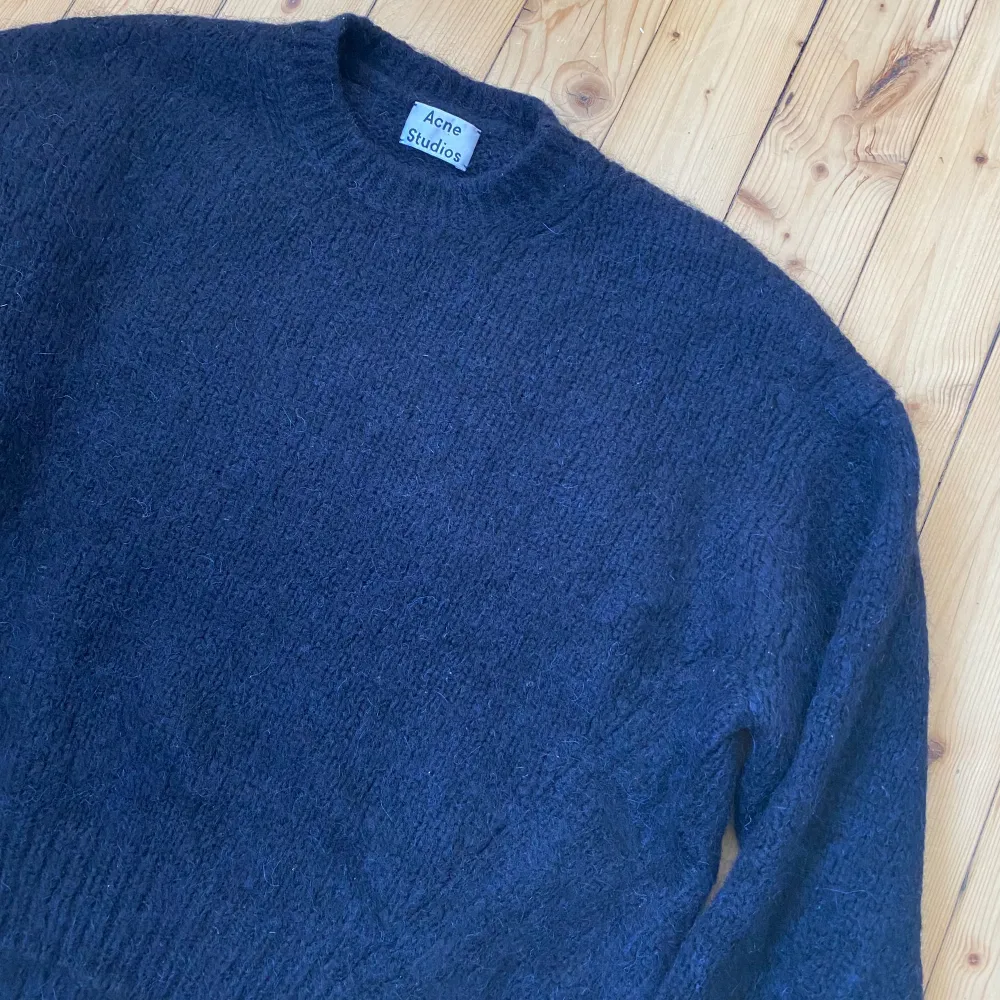 Incredible piece from Acne Studios. Very gently used still in great condition. Amazing fit on this piece, fits boxy and oversized and comes in a very soft alpaca. Tagged size M, fits M-L. Fits boxy & wide. Color is very deep navy/black.. Stickat.