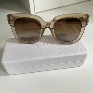 Chimi solglasögon - Helt oanvända chimis med alla orginalförpackningar kvar! Jättefina men köptes som present och passade inte riktigt Modell: 08 ecru  Nypris: 1350kr