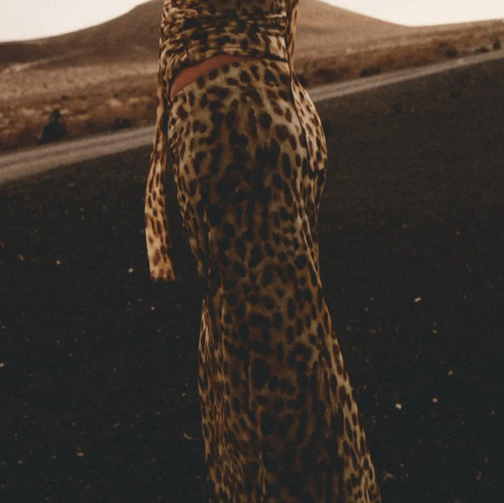 Säljer denna trendiga leopardkjolen ifrån zara! Köptes från en annan här på Plick men säljer den nu vidare då den inte passa mig som jag tänkt. Super fint skick!! 🤎. Kjolar.