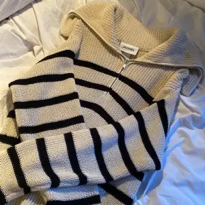 randig halv-zip-up tröja från monki!🥰 strlk xxs men passar nog xs och kanske s också!💗💗 köptes för ca 1,5 år sedan, men har knappt används. Den är därför i bra skick!💞 