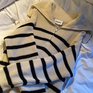 stickad tröja - randig halv-zip-up tröja från monki!🥰 strlk xxs men passar nog xs och kanske s också!💗💗 köptes för ca 1,5 år sedan, men har knappt används. Den är därför i bra skick!💞 