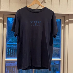 STUSSY TSHIRT - Tjena,  En vintage stussy t-shirt som knappt är använd. Köpt för 900kr från Scandivintageshop. Skick 8/10 och storlek L. Sitter som en M/ liten L. För vidare frågor vänligen kom pm/Max.