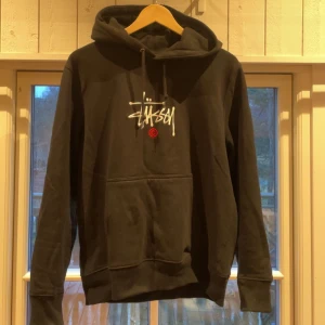 STUSSY HOODIE - Tjena,  En Stussy hoodie köpt från Shelta för 1200kr. Skick 9/10. Storlek S på tag men passar M/L. För vidare frågor vänligen kom pm/ Max.